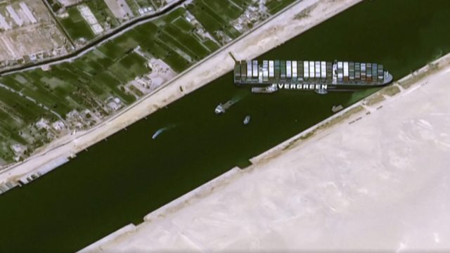 Navio porta-contêineres gigante encalha no Canal de Suez